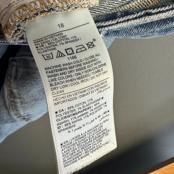 Old Navy Lightwash Denim Cutoff Womens Plus Size 18 Blue Distressed Jean Shorts - Picture 3 of 4